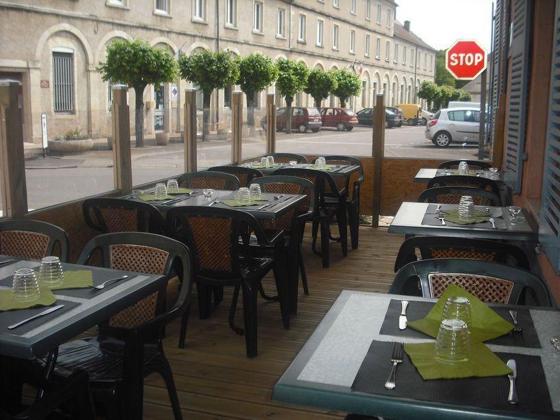 Hotel Du Donjon Champlitte-et-le-Prelot Exterior photo